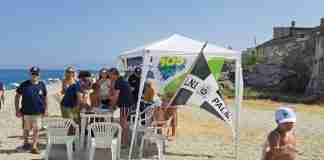 Volontari al lavoro per ripulire un tratto di spiaggia alla Tonnara
