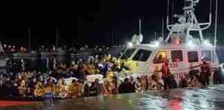 Lampedusa, ancora un naufragio: un peschereccio tunisino ha tentato di rubare il motore. Salvi 37 passeggeri
