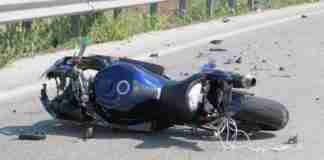 Perde il controllo della moto e si schianta contro un muro. Morto 36enne crotonese