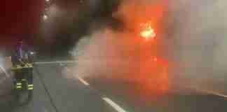 In fiamme una camion nella Galleria Barritteri