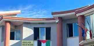 A Cinquefrondi sventola la bandiera della Palestina
