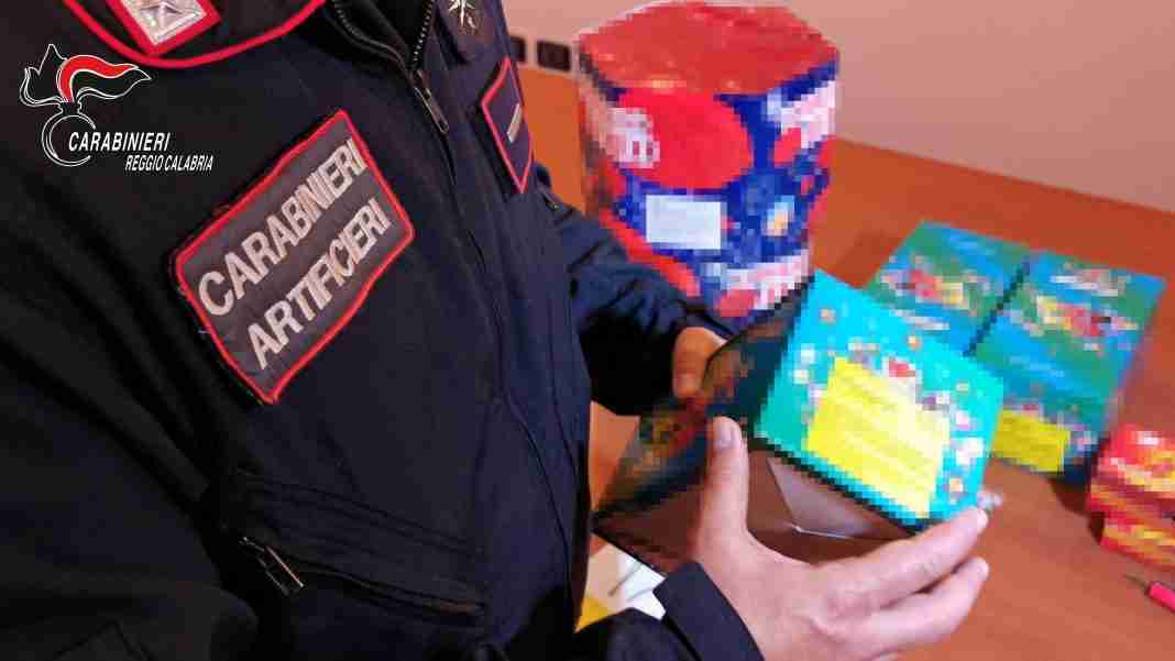 Teneva in garage decine di fuochi d’artificio artigianali: denunciata una donna a San Ferdinando