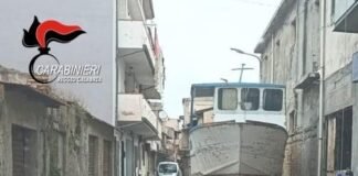 Parcheggia una barca in strada alla Marina di Gioia: denunciato il proprietario