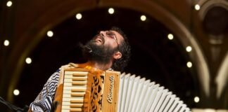 Improvvisazione e reinterpretazione: Simone Zanchini conquista il pubblico del Palmi Jazz Festival