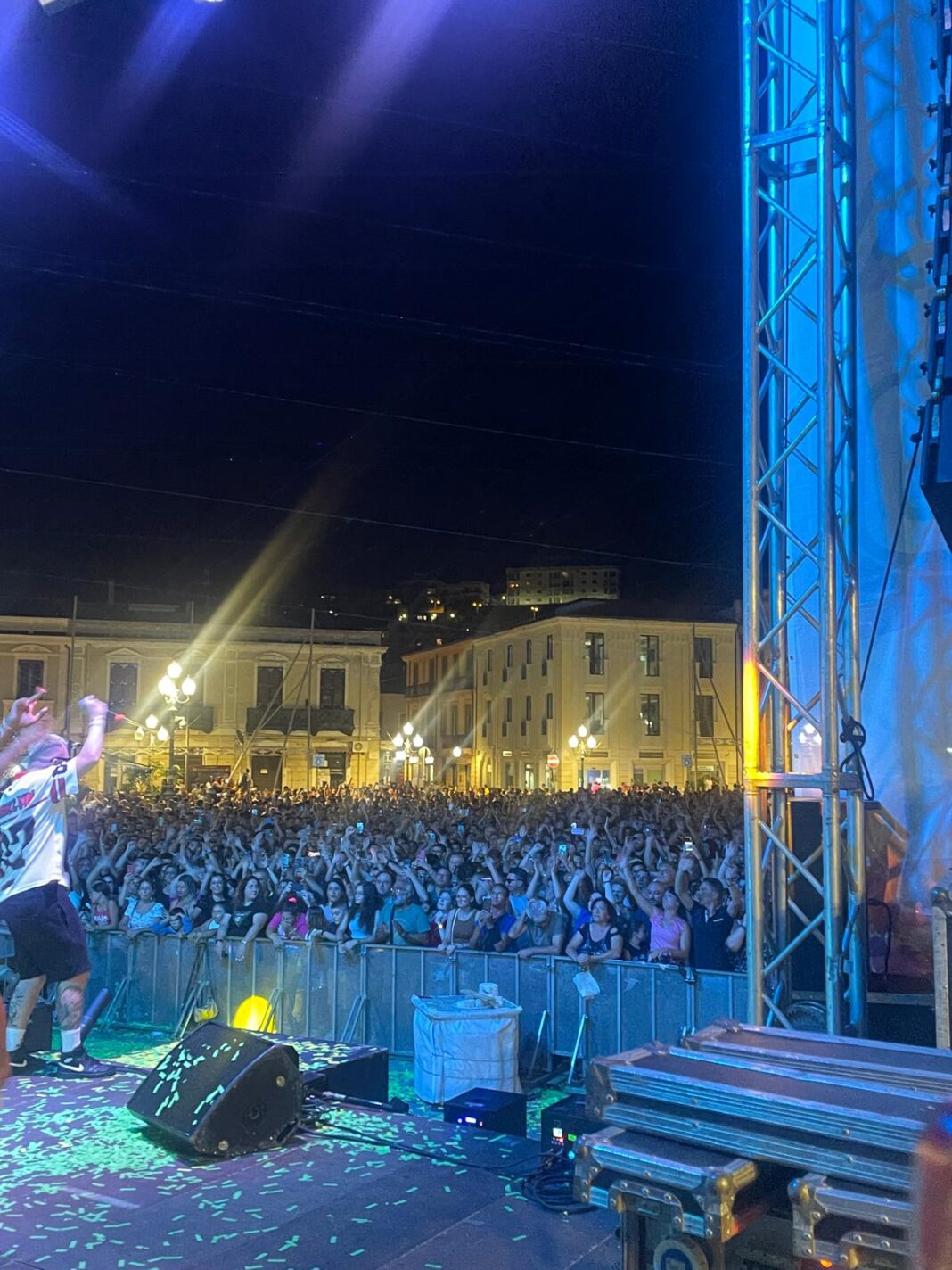 “Nostalgia anni 90” fa ballare piazza I Maggio