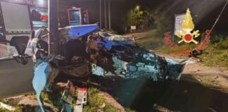 Palmi, un’auto si schianta contro un palo della luce: ferite tre persone, una è grave