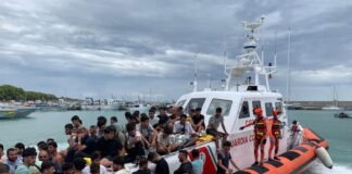 Roccella, sbarcati 75 migranti nel primo pomeriggio