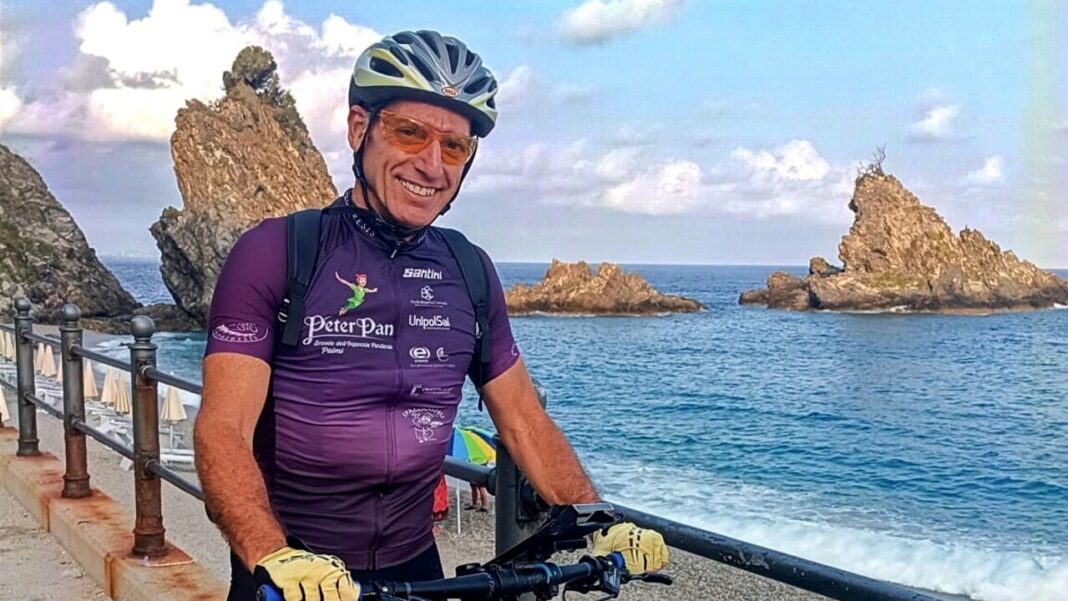 In sella a una bici per sostenere l’Airc: è l’iniziativa del palmese Tato Ferraro