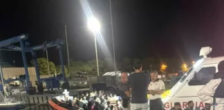 Migranti, sbarco a Roccella Ionica. 71 persone soccorse in mare