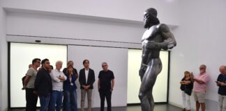 Ron accolto al Museo ed estasiato dalla magia dei Bronzi: «Un onore essere qui»