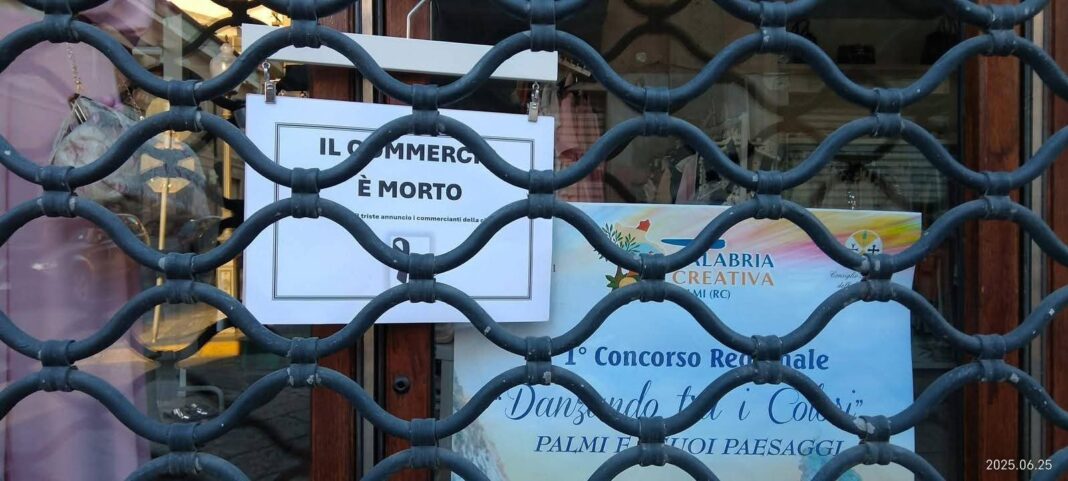 Palmi, manifesti a lutto e tensione in centro