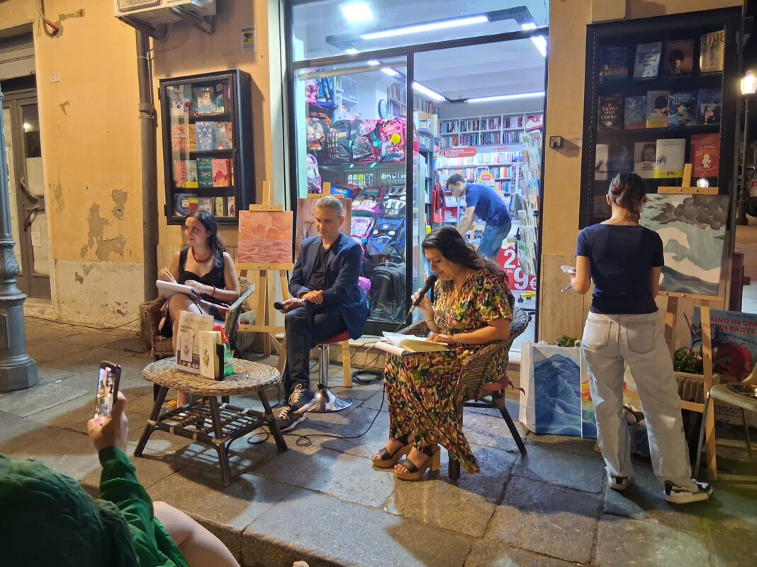 Nico Serratore incanta il pubblico al Mondadori Point di Palmi con la sua opera prima “Come scompaiono i calendari”