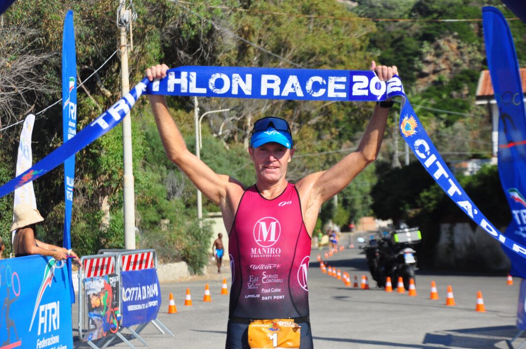 Triathlon Race 2025: Palmi incanta lo sport italiano con Massimo Cigana vincitore assoluto