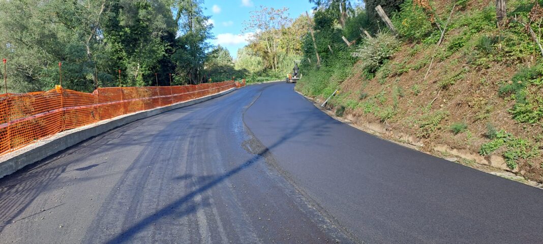 Macchine e operai a lavoro sulle strade provinciali di Taurianova, Melito e Bagaladi
