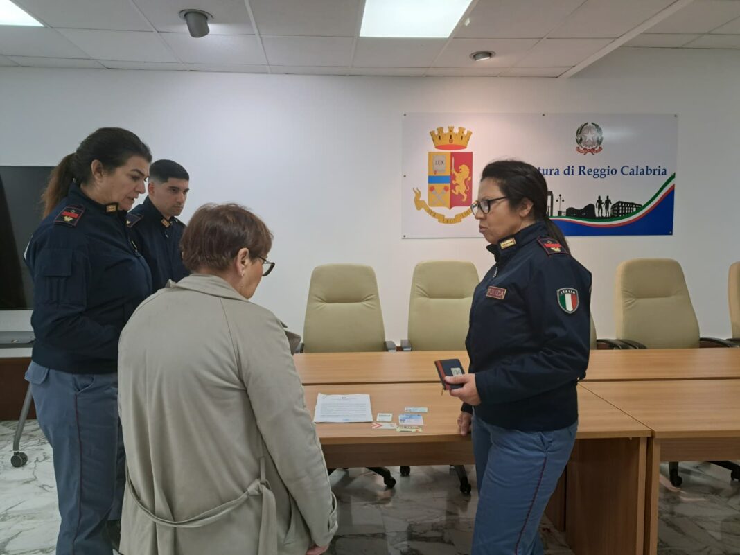 La Polizia di Stato restituisce oggetti smarriti ai cittadini di Reggio Calabria
