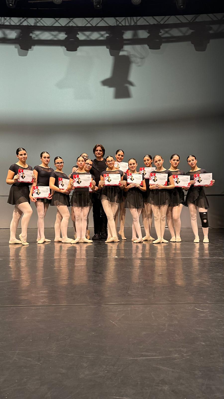 Le studentesse del Liceo Coreutico di Cinquefrondi a lezione con l’étoile Giuseppe Picone