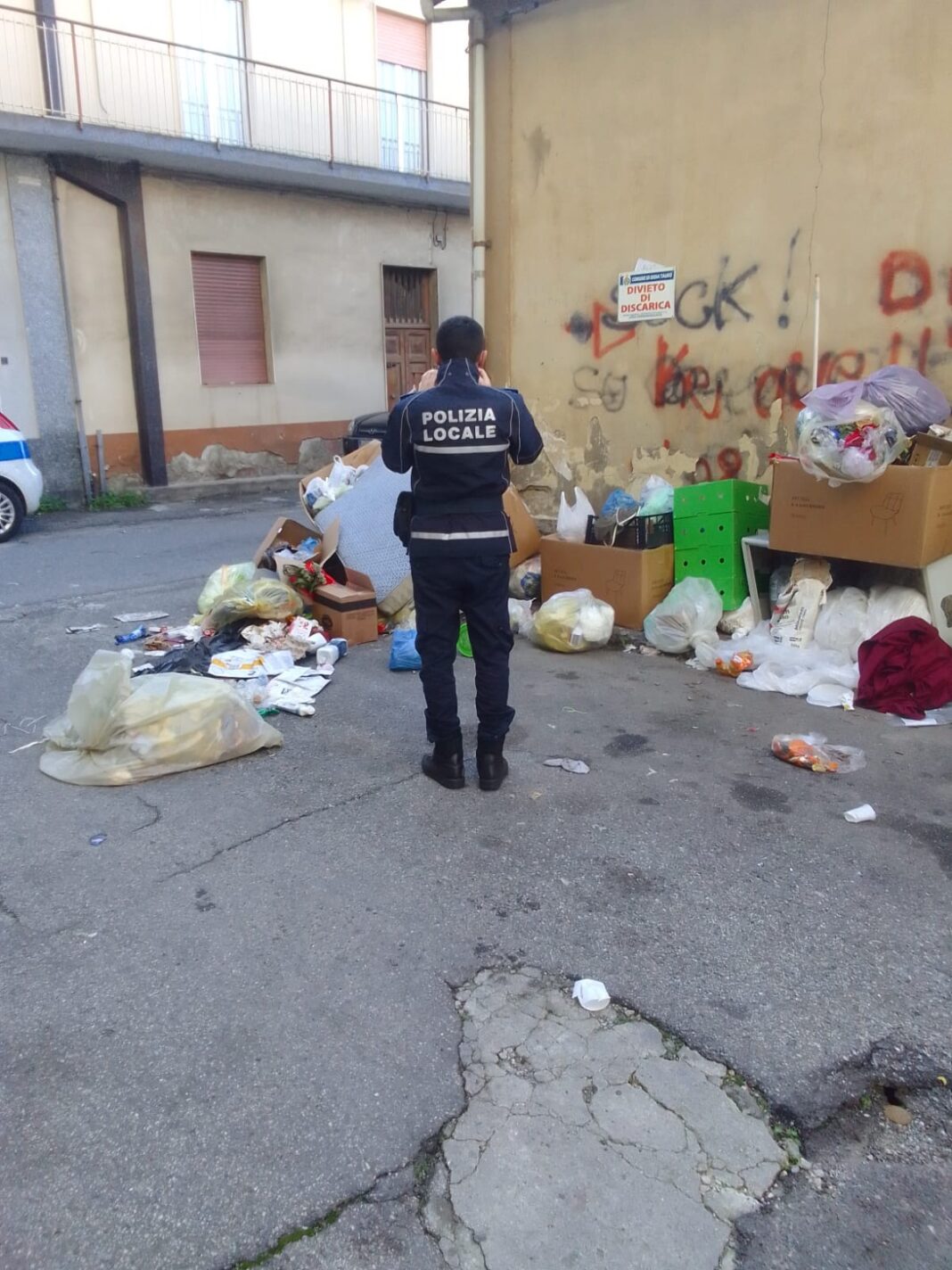 Nuovo episodio di abbandono rifiuti in via Aspromonte a Gioia Tauro