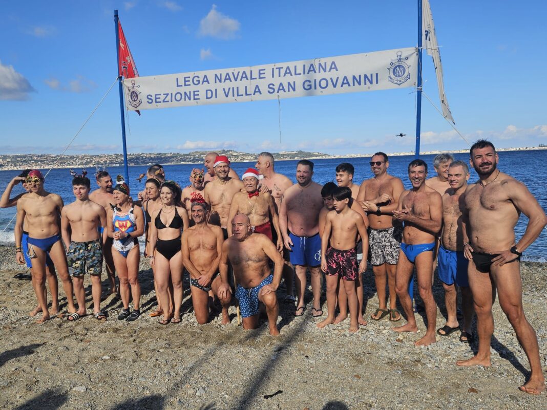 Tuffo di Capodanno a Villa: inizia il cammino verso la Traversata dello Stretto 2026