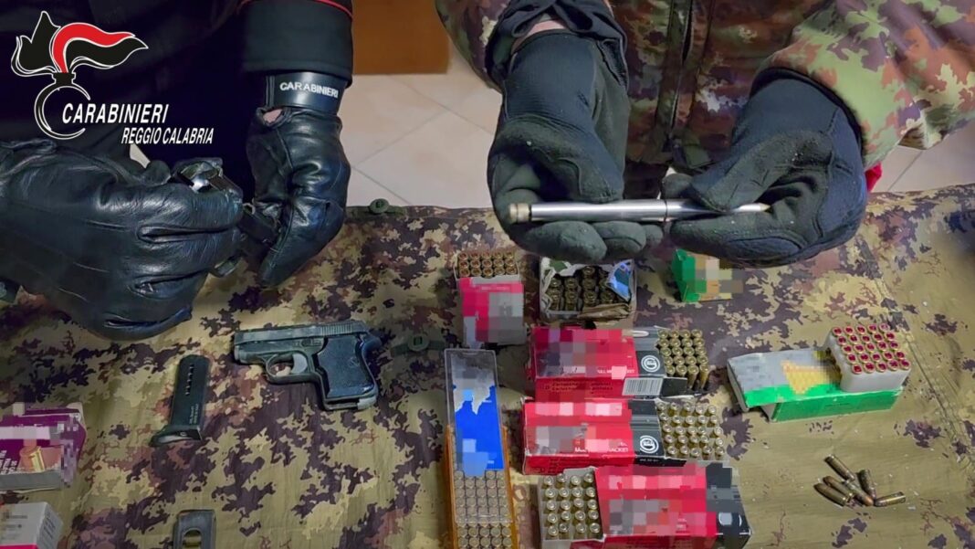 Operazione nel reggino, scoperte tre armi clandestine: tra queste una “penna‑pistola”