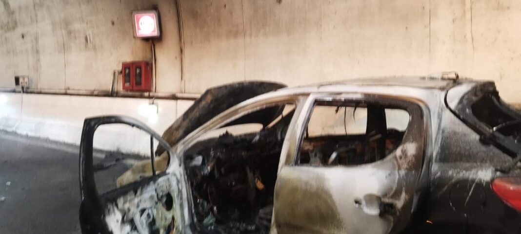 Auto in fiamme sulla A2 nella galleria “Bagnara”
