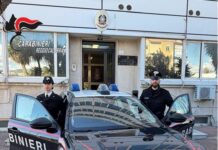 Tenta la fuga dopo aver nascosto prodotti in borsa: arrestata dai Carabinieri a Reggio