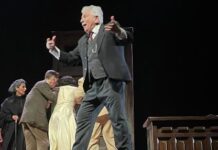 A Cittanova un Pirandello vivo e necessario: Guarnieri incanta con “Il Berretto a Sonagli”