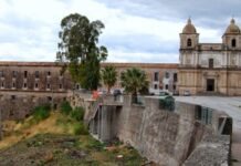 Stilo, frana vicino al convento: auto travolte e una casa colpita