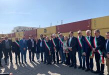 Melicuccà, l’ex sindaco Oliverio presente con fascia tricolore a un evento al Porto di Gioia Tauro: la notizia fa il giro del territorio