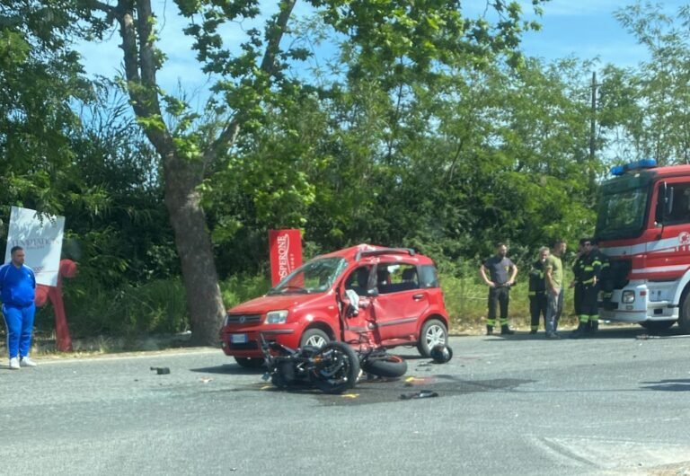 Grave incidente sulla SS 18 a Palmi: scontro tra auto e moto, feriti ...