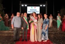 La scalinata diventa passerella — grande successo per Miss Mondo Calabria a Terranova Sappo Minulio