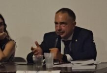 Confini come ponti: a Riace il messaggio di Naccari su integrazione e coscienza civile
