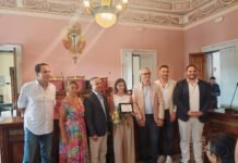 Palmi celebra Sandra Misale: la ricercatrice oncologica accolta in Consiglio comunale.