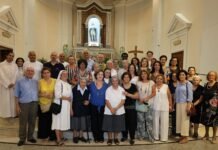 San Ferdinando, cambio alla guida delle suore della Carità: il sindaco Gaetano saluta suor Maria e dà il benvenuto a suor Tina.