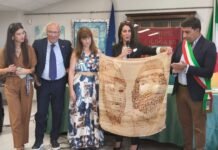 Filogaso celebra l’arte e la pace: inaugurata la Prima Biennale tra cultura, poesia e creatività internazionale img 20260927 wa0063