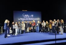 Regata del Mediterraneo, spettacolo in notturna sul Lungomare Falcomatà: trionfano le Fiamme Gialle consegna attestati studenti