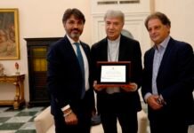 Napoli applaude la Calabria: omaggio a Palmi e Francesco Cilea debutto di “CalabroPartenopi” al San Pietro a Majella la consegna del premio calabropartenopi al cardinale domenico battaglia, vescovo di napoli. a sx carmelo lentino, a dx roberto messina