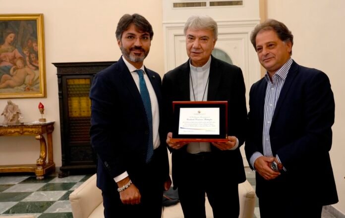 la consegna del premio calabropartenopi al cardinale domenico battaglia, vescovo di napoli. a sx carmelo lentino, a dx roberto messina la consegna del premio calabropartenopi al cardinale domenico battaglia, vescovo di napoli. a sx carmelo lentino, a dx roberto messina